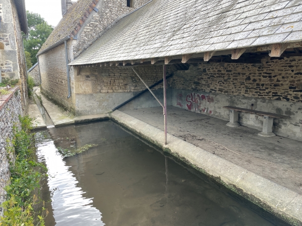 Ancien lavoir rue du Moulin à Tan.