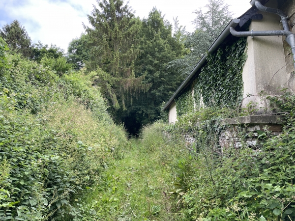 Nous quittons les Moulines par ce chemin qui s'élargit après la maison.