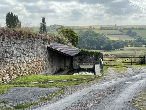 Ancien lavoir au Mesnil-Touffray.