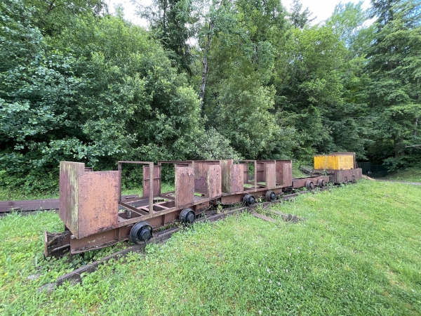 L'extérieur de la mine est en accès libre, et permet de découvrir des engins comme ce train de wagonnets.