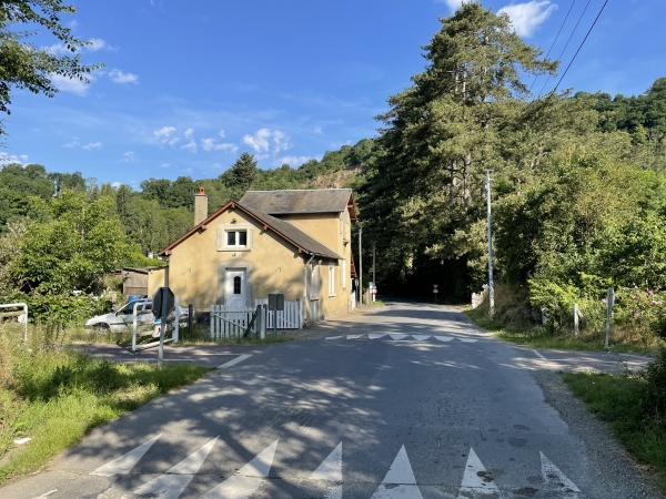 Nous redescendons dans la vallée au Pont-de-la-Mousse, et traversons ici la ligne Caen/Flers/Laval, devenue la Voie Verte de la Suisse Normande. On voit l'ancienne maison du garde barrière.