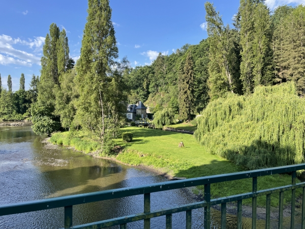 Nous traversons l'Orne, avec, au bout de son chenal, le Moulin du Pont.