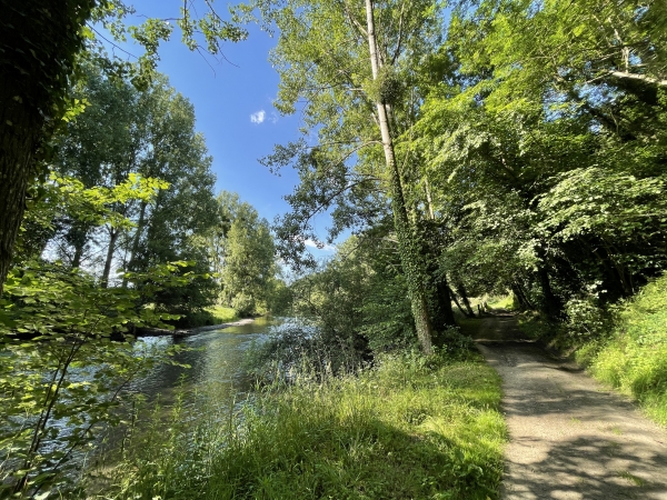 A plusieurs reprises, nous suivons le fleuve à seulement quelques mètres.