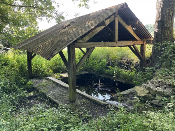 Un vieux lavoir profitait d'une source à proximité. Les premières maisons sont à 800 mètres ! On imagine le ballet des brouettes chargées de linge...