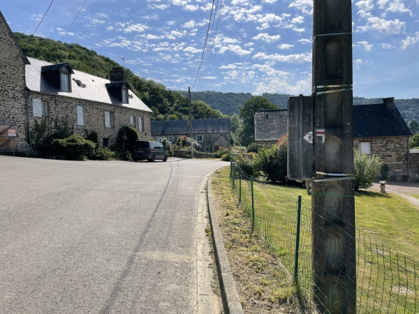 A la Serverie, nous quittons le GR36 pour contourner le Pain de Sucre. Nous continuons tout droit.