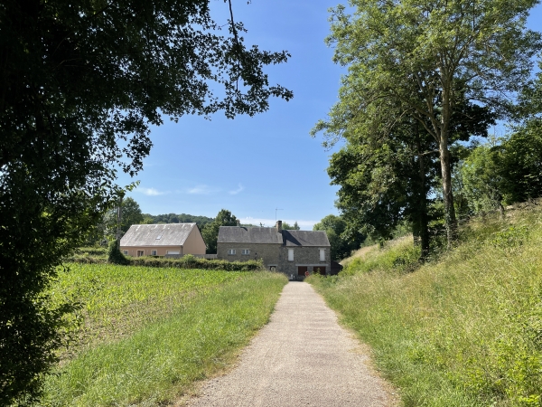 Le sentier nous conduit jusqu'au Vey. Aux maisons, nous allons tourner à gauche.