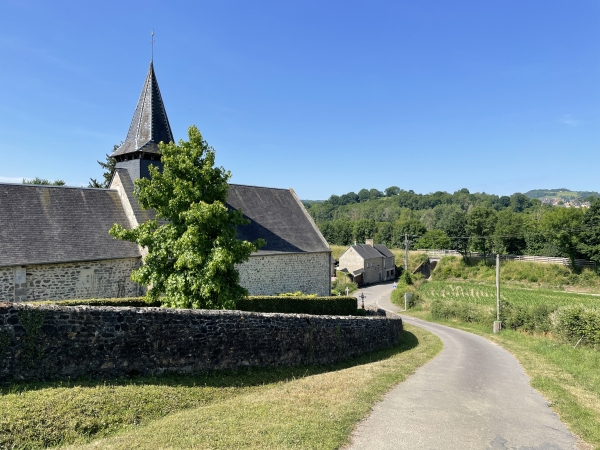 Regard arrière sur l'église Saint-Laurent (XIIe).