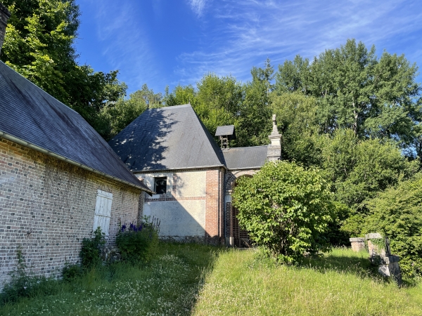 Me voilà sur le lieu de l'hermitage, devenu léproserie et chapelle, plusieurs fois ruinée, et reconstruite au XIXe siècle par les propriétaires du château voisin.