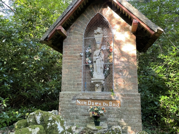 Derrière la chapelle se trouve cet oratoire dédié à Notre Dame du Bois.