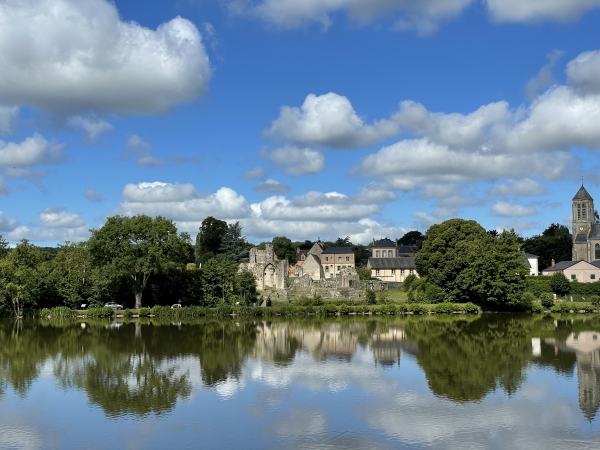 Me voilà à St-Evroult-ND-du-Bois, au bord de l'étang des Saint-Pères. En face de moi, ce sont les ruines de l'abbaye de St-Evroult. Je vais contourner l'étang pour les rejoindre.