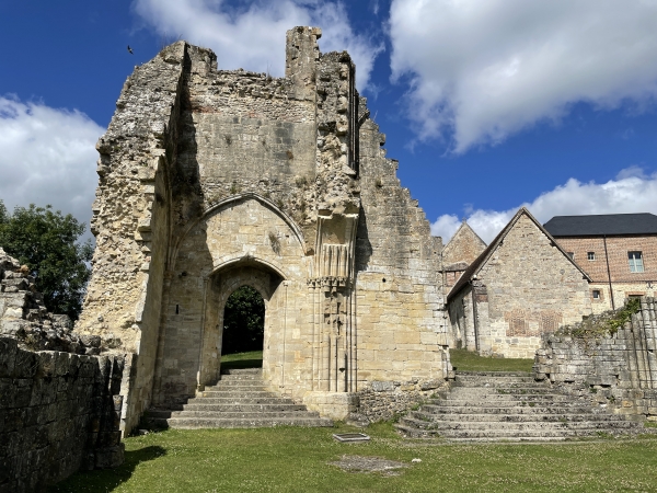 Je rentre par ce qui fut la nef, et ressort ici par le porche. La mairie n'est pas très loin derrière l'abbaye.