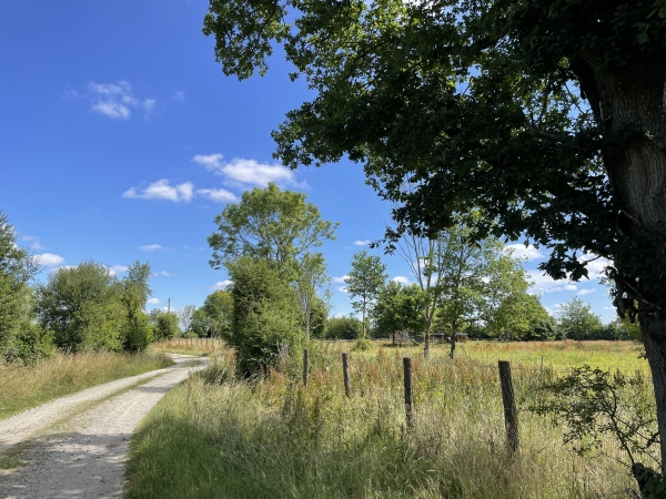 La rue devient chemin carrossable et contourne les lieux-dits Bastière et Badoulière.