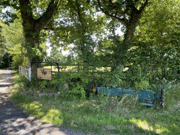 Je longe le haras du Taillis dont on voit ici l'entrée.