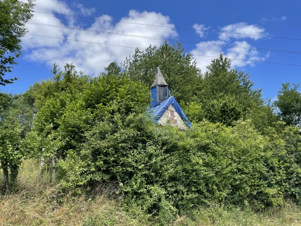 Voilà ce qu'il reste de visible de la chapelle Blanchet. Elle semble en triste état. J'ai, bien sûr essayé de franchir la végétation pour m'approcher, c'est impossible. De plus, elle est sur un terrain privé.