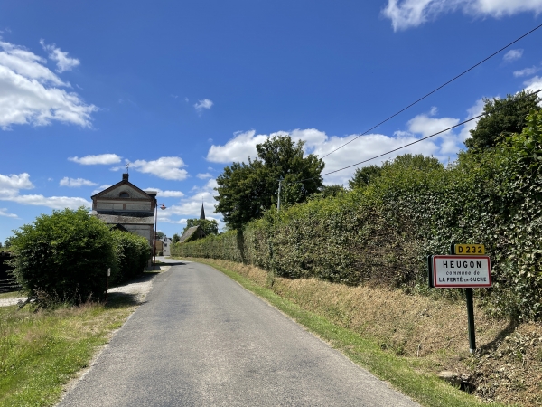 Le dernier chemin débouche à quelques mètres de l'entrée du bourg d'Heugon.
