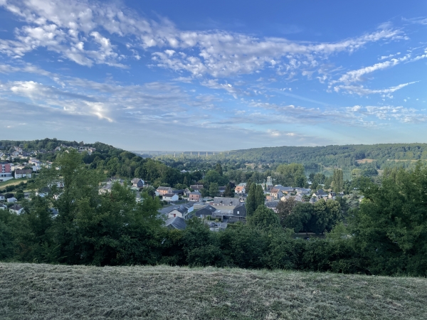 Le donjon du château des comtes de Brionne dominait la vallée de la Risle et la voie Rouen-Alençon.
