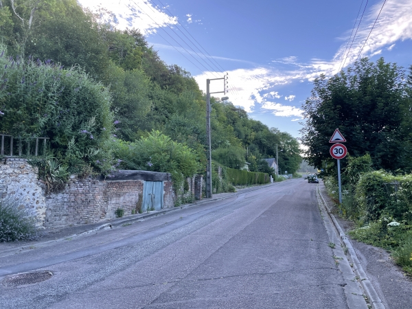 Nous montons la rue des Briqueteries, ancienne entrée de Brionne avant la construction de la D438. Depuis le départ, nous sommes sur le GR224RD qui va bientôt tourner à gauche vers le bois.