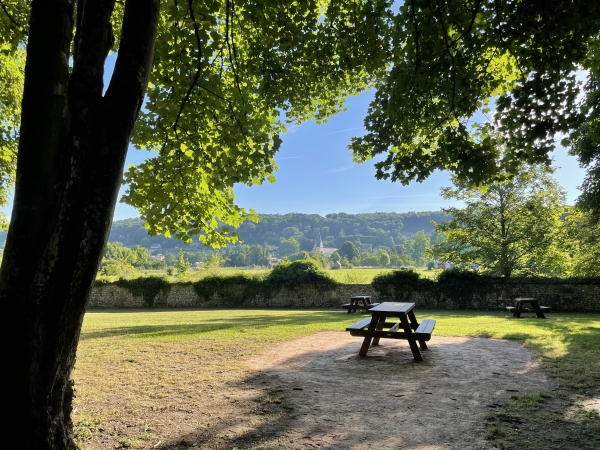 La Voie Verte propose ici des tables de pique-nique avec vue sur l'église Saint-André du Bec-Hellouin.