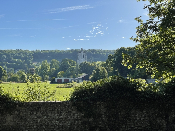 Nous distinguons la tour Saint-Nicolas de l’abbaye Notre-Dame du Bec. Bien sûr, si vous ne connaissez pas l'abbaye Notre-Dame du Bec, il faut faire le détour jusqu'à son entrée monumentale.