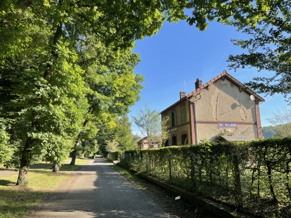 Nous longeons l'ancienne gare du Bec-Hellouin, et continuons sur la Voie Verte. Je n'ai pas compté la Voie Verte, goudronnée, comme chemin dans le rapport routes/chemins de ce circuit.