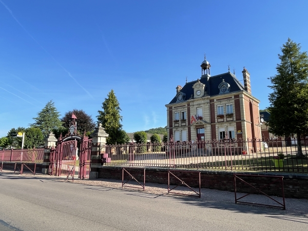 Nous entrons dans Pont-Authou, et longeons sa mairie.