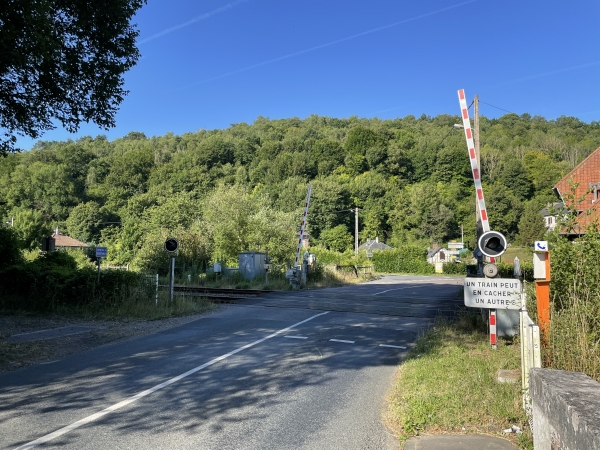 Nous traversons la voie ferrée de Serquigny à Oissel, et nous dirigeons vers le coteau boisé d'en face.