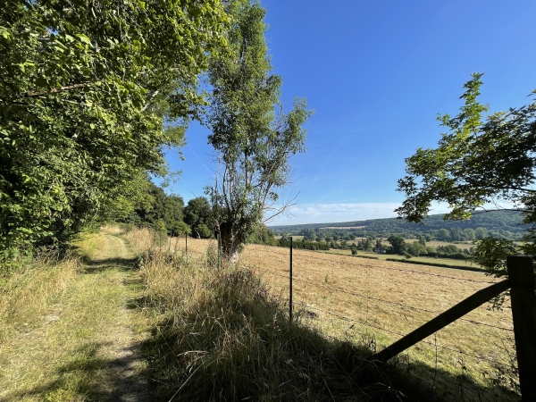 Nous montons sur la colline boisée qui domine la Risle.
