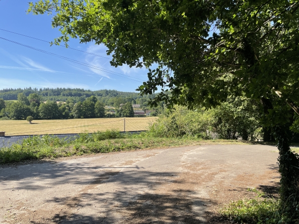 Nous arrivons dans le vallon, nous allons le traverser pour remonter dans le bois que l'on voit en face.