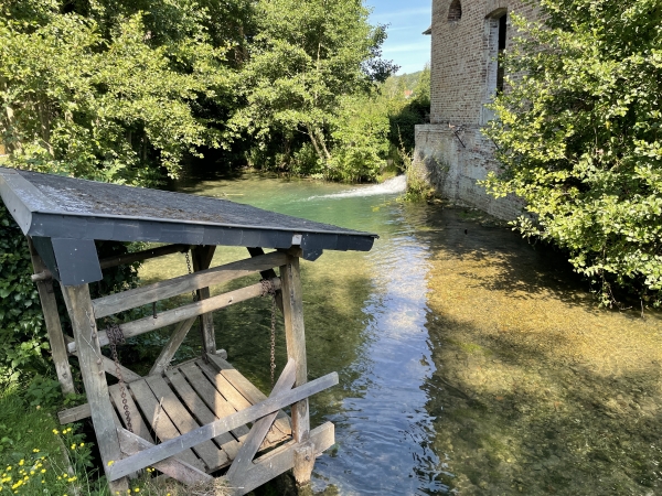 Voilà le Torrent d'Authou. A gauche un petit lavoir a conservé son système de réglage de la hauteur à l'aide de chaînes.