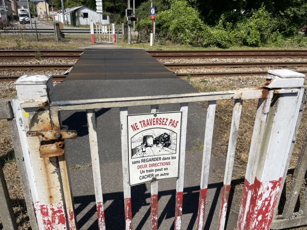 Nous traversons la D438 et la voie de Serquigny à Oissel, et allons suivre le boulevard de Normandie.