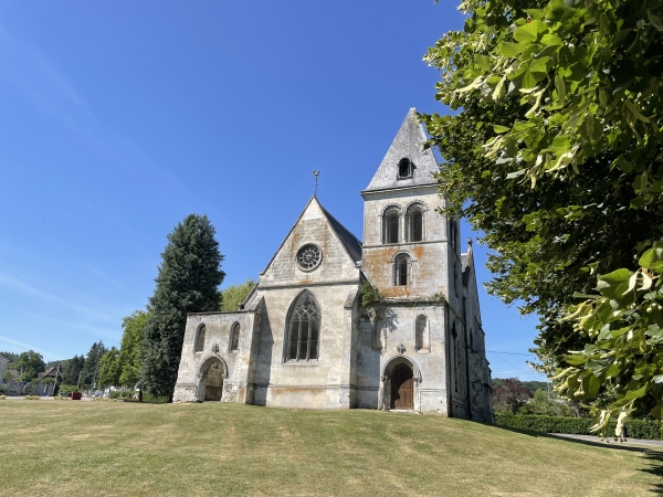 Nous longeons l'église Saint-Denis de Brionne. Ici ce sont succédées plusieurs églises (et autres lieux de cultes) sur l'ancienne voie gallo-romaine de Lisieux. L'église Saint-Denis est désormais une salle de sport.