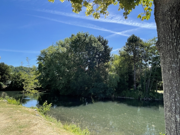 Nous suivons la délicieuse promenade de la Risle dans Brionne.