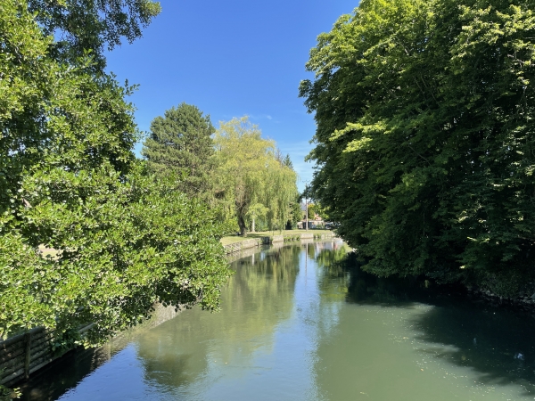 Nous traversons la passerelle pour rejoindre la place Frémont des Essarts.