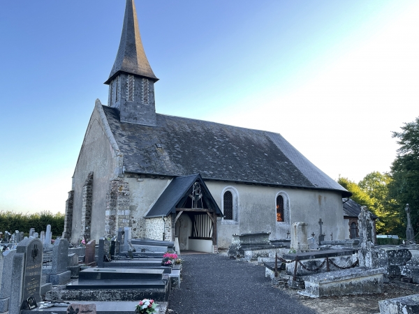 Je pars du parking de l'église Saint-Martin de Friardel (XIe), et la contourne par la droite pour trouver mon chemin.