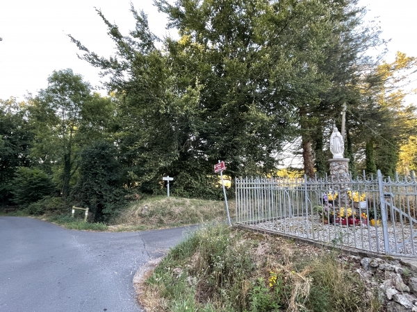A la statut de la Vierge, je descends la route de l'Abbaye en direction de la vallée.