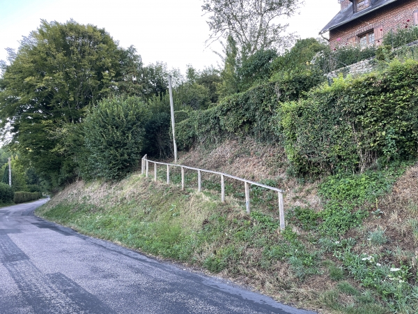 Non, il ne s'agit pas d'un accès à la maison que l'on voit au-dessus. C'est bien le chemin qui monte sur le coteau.