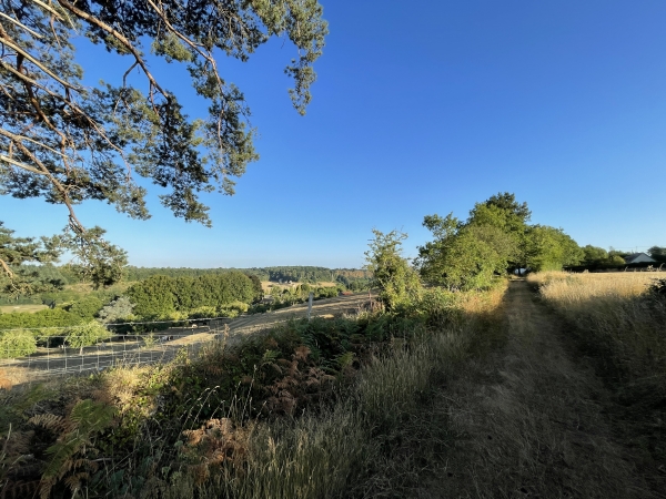 Je rejoins le GR26 au Beau Pré. Il avance ici en balcon au-dessus de la vallée de l'Orbiquet.