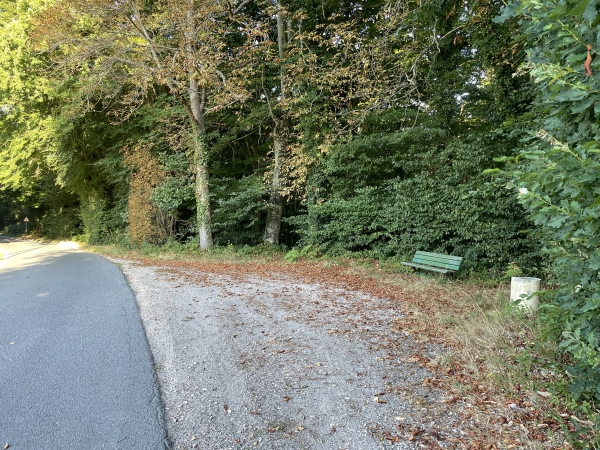 Juste en face de l'une des entrées du haras, se trouve le seul banc de la boucle. Impossible de ne pas en profiter.