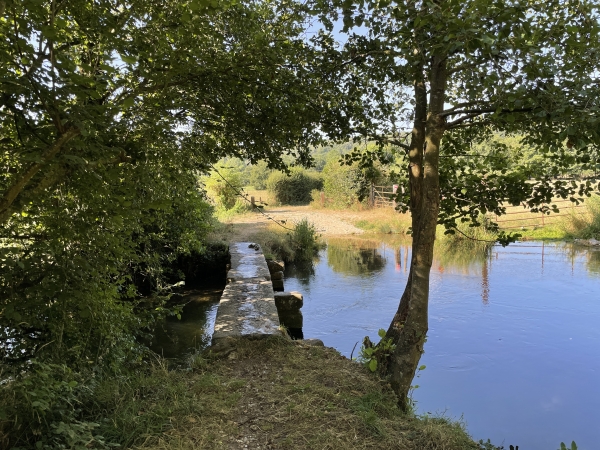 Au Launay, un gué et une passerelle permettent de franchir l'Orbiquet.