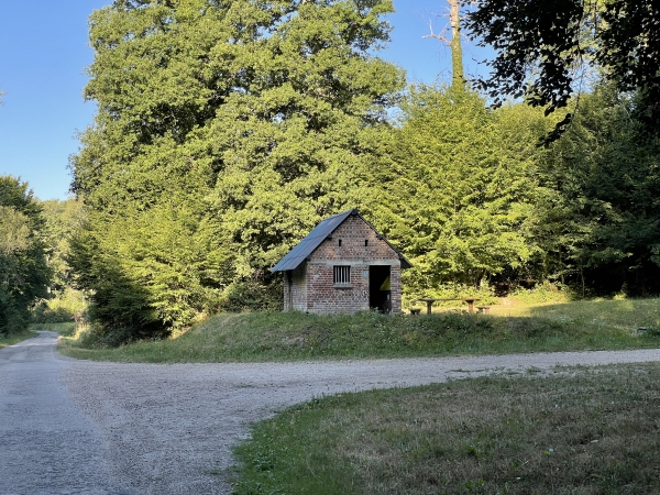 Nous voilà au Carrefour de Beaunay, avec son abri et ses tables de pique-nique.