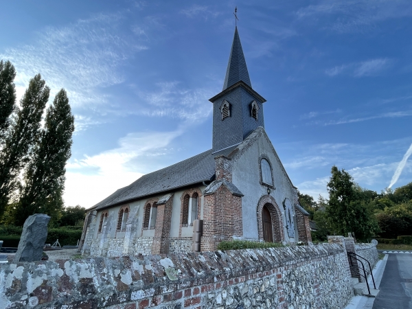 Nous longeons l'église Saint-Michel (XIIIe XVIIIe, nef et clocher reconstruits au XIXe).