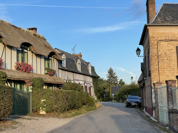 Nous traversons le bourg avec ses maisons caractéristiques de la région. Le photographe JP La garde a un atelier-galerie à Vieux-Port.