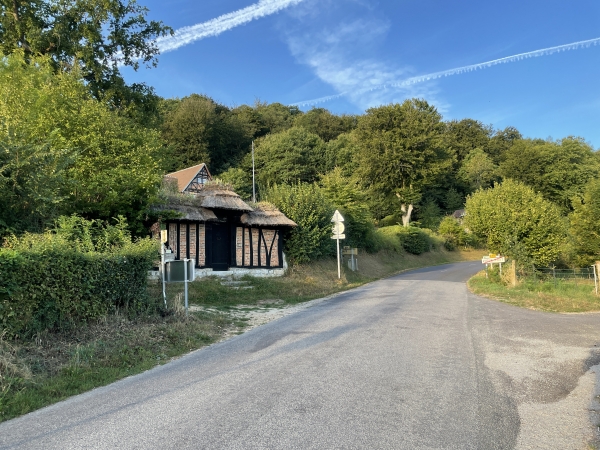 Nous quittons la D95 pour monter à gauche sur le chemin dont on devine l'entrée.