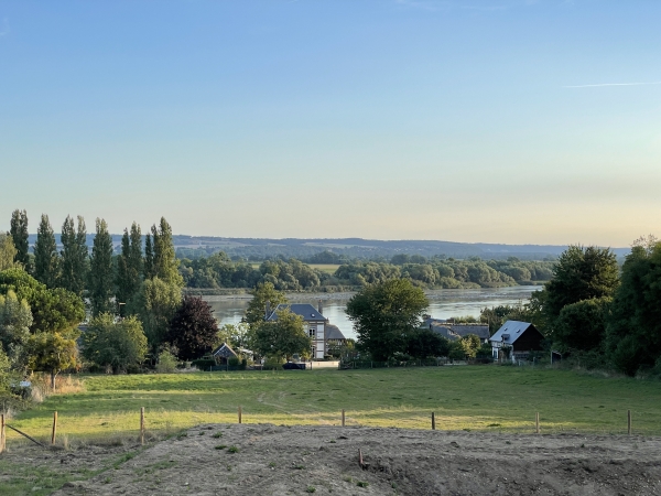 Le chemin domine Vieux-Port et la Seine.