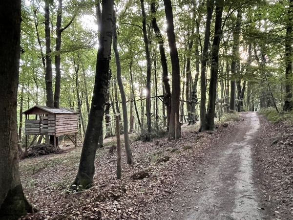 Nous montons le long du Parc Viking Aventure (Accrobranche, Paintball, location de cabanes...).