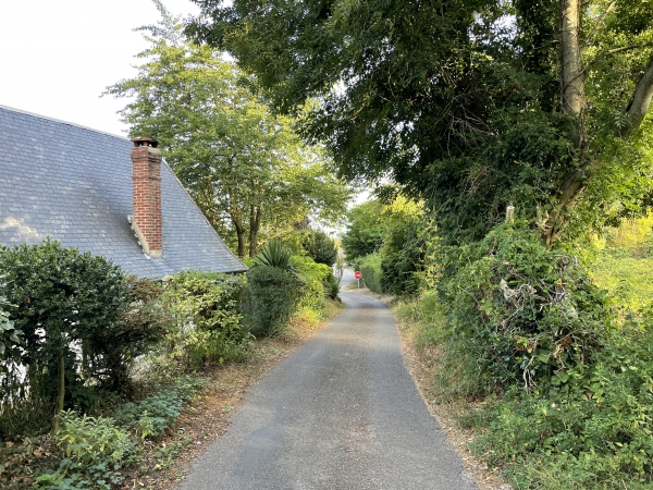 Notre chemin débouche à l'entrée d'Aizier.