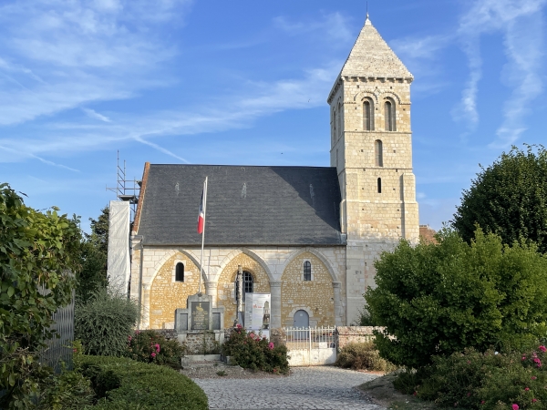 Nous allons passer à gauche de l'église Saint-Pierre (XIe, XVIe, XIXe) d'Aizier.