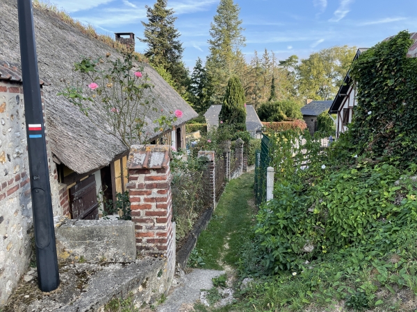 Notre chemin se glisse entre les maisons pour rejoindre le bord de Seine.