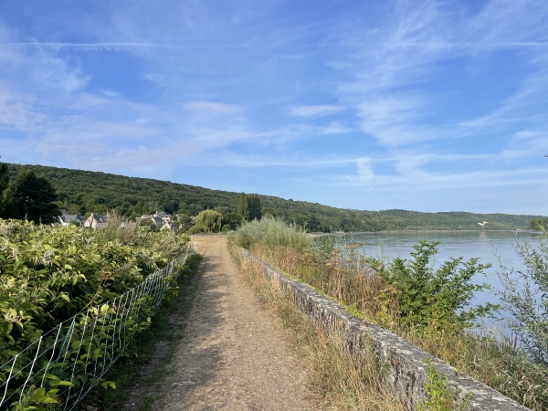 Nous retrouvons Vieux-Port, dont on aperçoit déjà les premières maisons.
