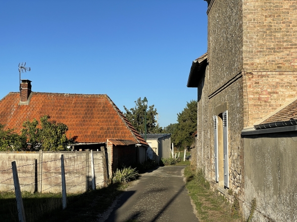 Je me faufile dans la ruelle du Presbytère pour rejoindre la rue Cauchoise.